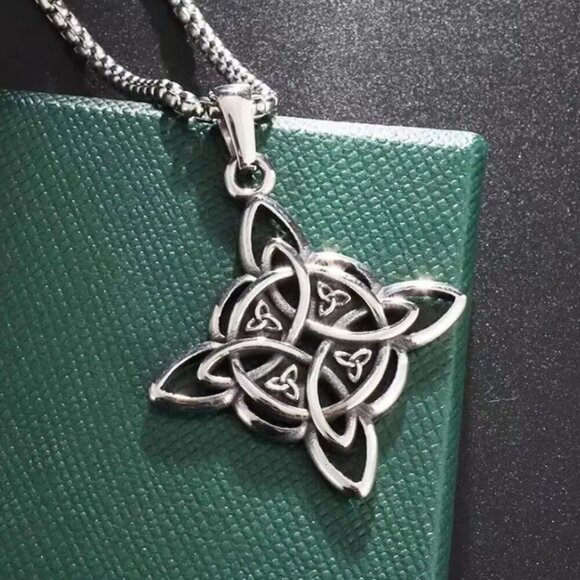 Celtic Witch Knot Pendant Necklace with Heavy Chain NWT - Picture 3 of 4